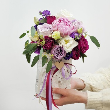 Композиция в шляпной коробке с пионом и розами