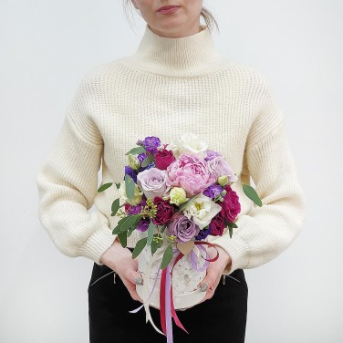 Композиция в шляпной коробке с пионом и розами