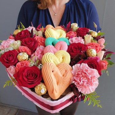 Большое сердце из безе, роз и конфет ферреро