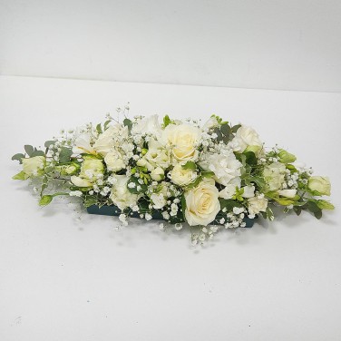 Белая композиция на стол из лизиантусов и роз