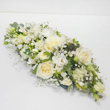 Белая композиция на стол из лизиантусов и роз