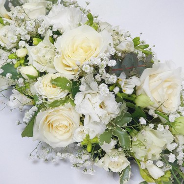 Белая композиция на стол из лизиантусов и роз