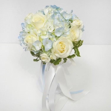 Свадебный букет из гортензии и роз