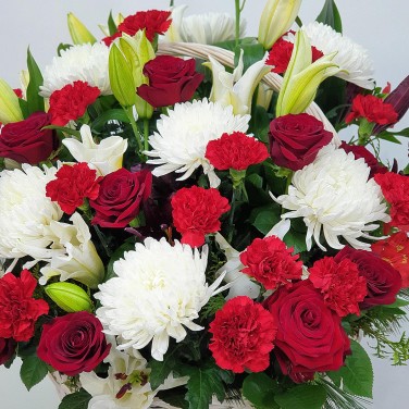 Корзина праздничная из лилий, роз и хризантем