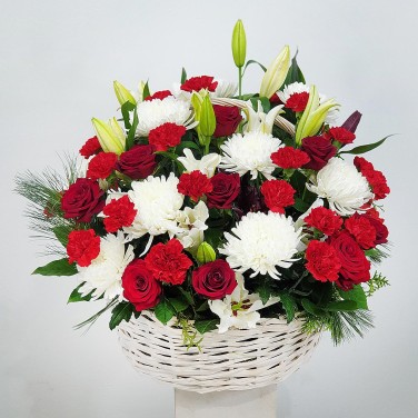 Корзина праздничная из лилий, роз и хризантем