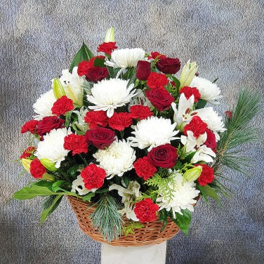 Корзина праздничная из лилий, роз и хризантем