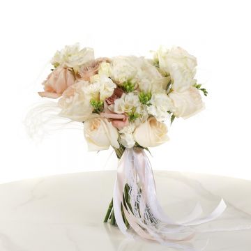 Букет невесты с ароматными розами и фрезией