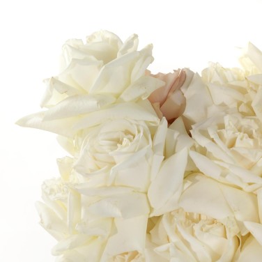 Современный свадебный букет из белых и пудровых роз