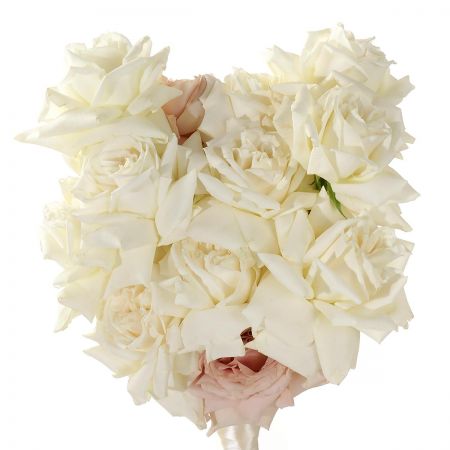 Современный свадебный букет из белых и пудровых роз
