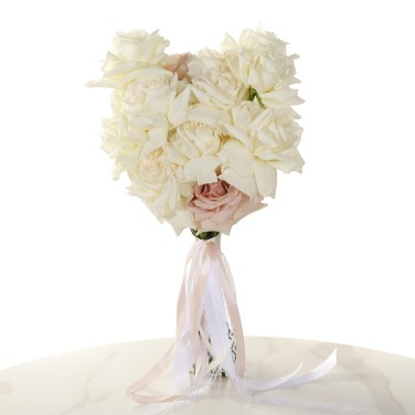 Современный свадебный букет из белых и пудровых роз