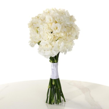 Букет невесты с белыми фрезиями и гвоздикой