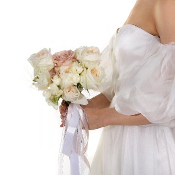 Букет невесты кремовый с фрезиями и пионовидными розами