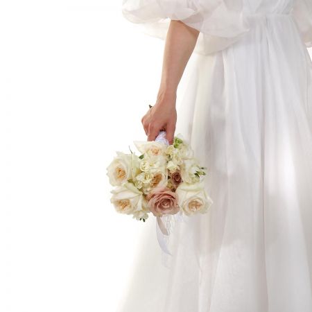 Букет невесты кремовый с фрезиями и пионовидными розами