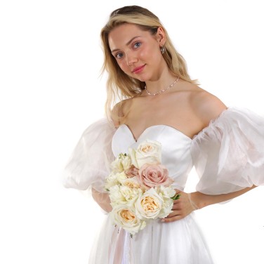 Букет невесты кремовый с фрезиями и пионовидными розами