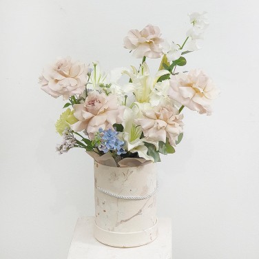 Трепетная натура цветы в шляпной коробке