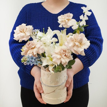 Трепетная натура цветы в шляпной коробке