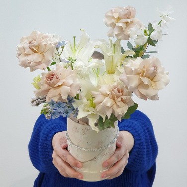 Трепетная натура цветы в шляпной коробке