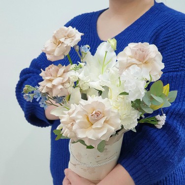 Трепетная натура цветы в шляпной коробке