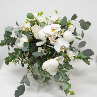 Шикарный свадебный букет из пионов и орхидей