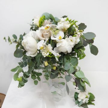 Шикарный свадебный букет из пионов и орхидей