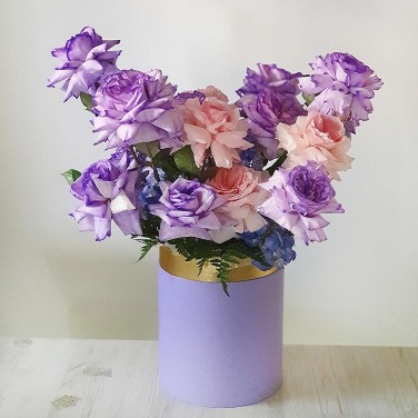 Необычные ароматные розы в шляпной коробке