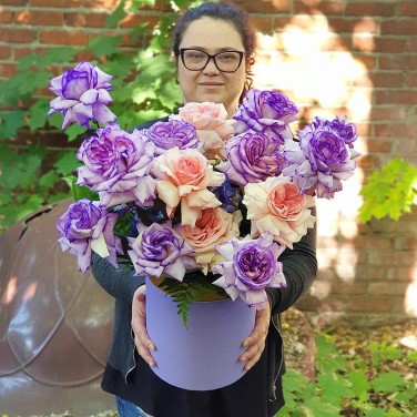 Необычные ароматные розы в шляпной коробке