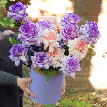 Необычные ароматные розы в шляпной коробке