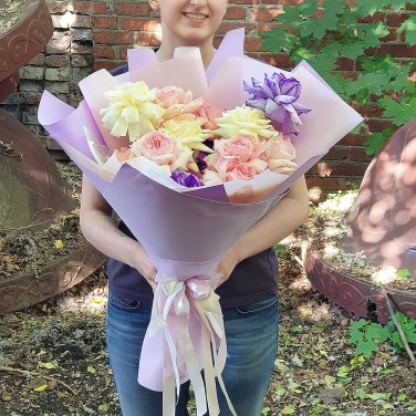 Необычный букет с ароматными французскими розами