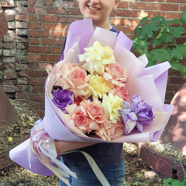 Необычный букет с ароматными французскими розами