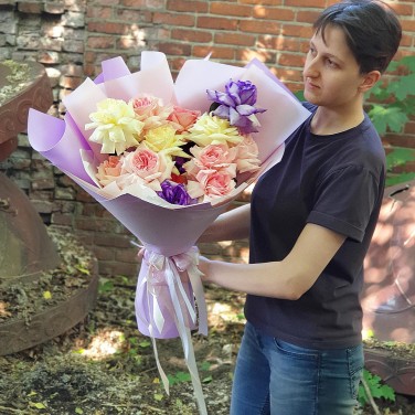 Необычный букет с ароматными французскими розами