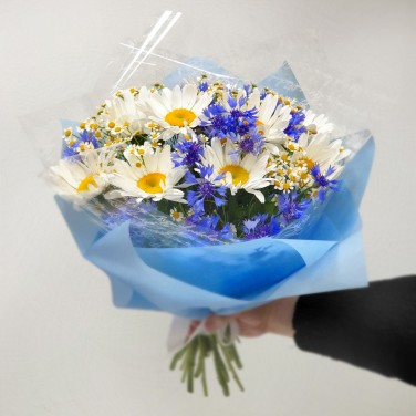 Ромашки и васильки в букете