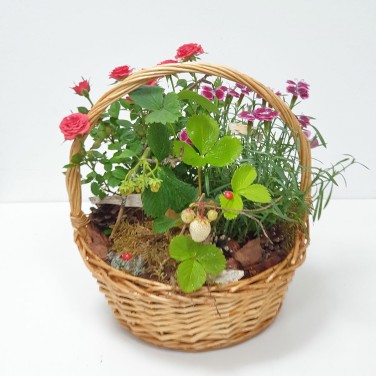 Земляничная поляна композиция в корзине