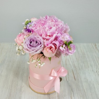 Нежная Зухра композиция в шляпной коробке