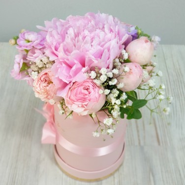 Нежная Зухра композиция в шляпной коробке