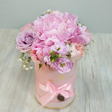 Нежная Зухра композиция в шляпной коробке