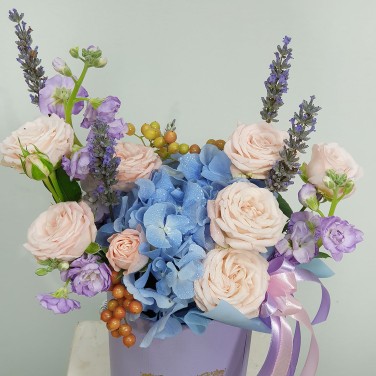 Лавандовый замок цветы в шляпной коробке