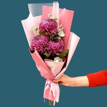 Букет из хризантем в упаковке