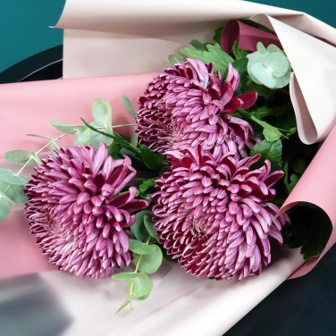 Букет из хризантем в упаковке