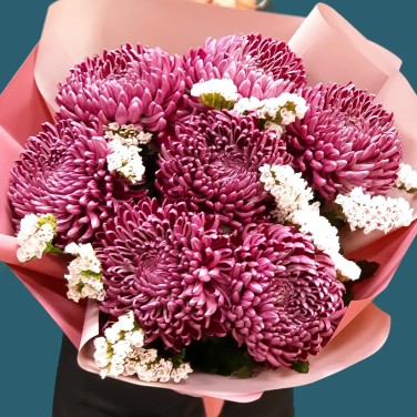 Вишневый букет из хризантем