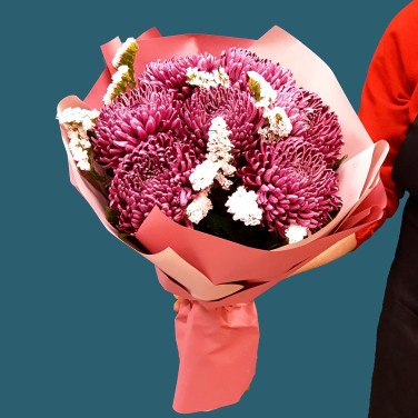 Вишневый букет из хризантем