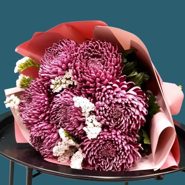 Вишневый букет из хризантем