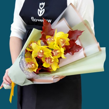 Желтая орхидея в упаковке