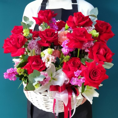 Серьезные намерения корзина с красными розами
