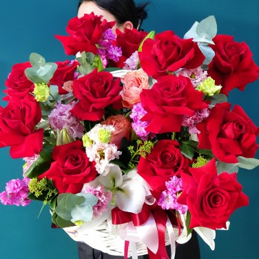 Серьезные намерения корзина с красными розами