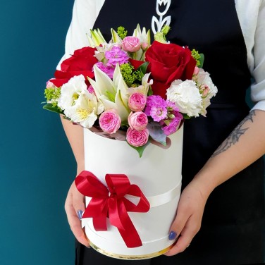 Красный акцент в белой коробке