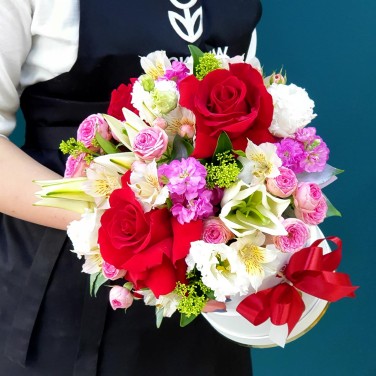 Красный акцент в белой коробке