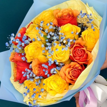 Ясный лучик букет роз в упаковке