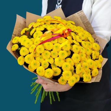 Желтый букет из хризантем сантини