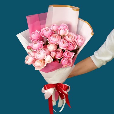 Букет из кустовых пионовидных роз в упаковке