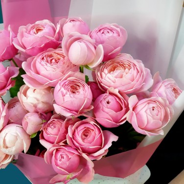 Букет из кустовых пионовидных роз в упаковке